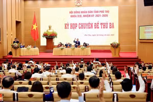 Các đại biểu biểu quyết thông qua các nghị quyết tại Kỳ họp.