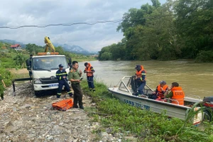 Công an Hà Giang tìm kiếm nạn nhân mất tích.