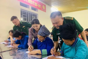 Những thầy giáo quân hàm xanh Đồn Biên phòng Nghĩa Thuận, tỉnh Tuyên Quang tận tình hướng dẫn học viên tại lớp học xóa mù chữ.