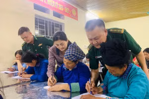 Những thầy giáo quân hàm xanh Đồn Biên phòng Nghĩa Thuận, tỉnh Tuyên Quang tận tình hướng dẫn học viên tại lớp học xóa mù chữ.