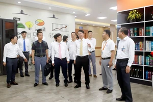 Phó Chủ tịch UBND tỉnh Phú Thọ Nguyễn Khắc Hiếu cùng các đại biểu tham quan mô hình chuyển đổi số, ứng dụng công nghệ trong quản lý, dạy và học tại Trường Đại học Hùng Vương.