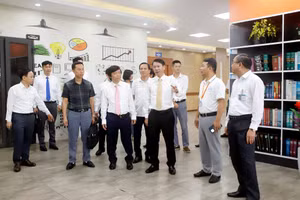 Phó Chủ tịch UBND tỉnh Phú Thọ Nguyễn Khắc Hiếu cùng các đại biểu tham quan mô hình chuyển đổi số, ứng dụng công nghệ trong quản lý, dạy và học tại Trường Đại học Hùng Vương.