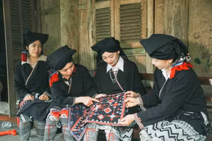 Phụ nữ Dao Tiền ở xóm Sưng, xã Cao Sơn (Phú Thọ) gìn giữ nghề dệt thổ cẩm truyền thống.