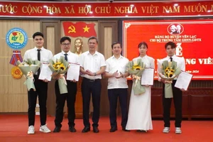 Lễ kết nạp Đảng tại Trung tâm GDNN-GDTX huyện Yên Lạc.