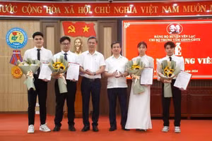 Lễ kết nạp Đảng tại Trung tâm GDNN-GDTX huyện Yên Lạc.