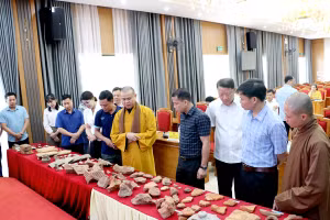 Trưng bày các hiện vật cổ phát hiện trong quá trình khai quật tại của Ba Tự.