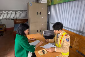 Lực lượng CSGT làm việc với nữ lái xe. Ảnh: Nguyễn Hinh