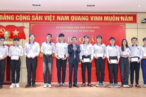 Bí thư Tỉnh ủy Vĩnh Phúc Đặng Xuân Phong trao quà động viên học sinh.