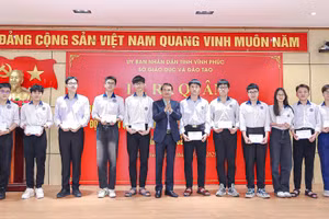 Bí thư Tỉnh ủy Vĩnh Phúc Đặng Xuân Phong trao quà động viên học sinh.