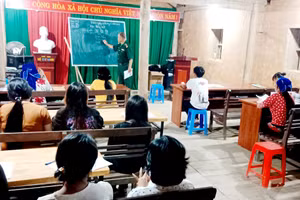 Cán bộ Đồn Biên phòng Phó Bảng, tỉnh Tuyên Quang tổ chức lớp dạy xóa mù chữ cho đồng bào.