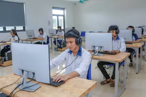 Giờ học tiếng Anh của học sinh Trường THPT Sông Lô.