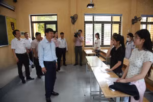 Ông Nguyễn Khắc Hiếu - PCT UBND tỉnh Vĩnh Phúc cùng đoàn công tác kiểm tra công tác chuẩn bị thi vào lớp 10 tại một số hội đồng coi thi trên địa bàn tỉnh.