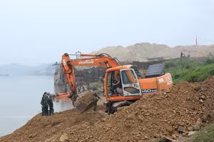 Đơn vị thi công gia cố bến, chuẩn bị hạ đặt cầu phao. Ảnh: Lê Hoàng