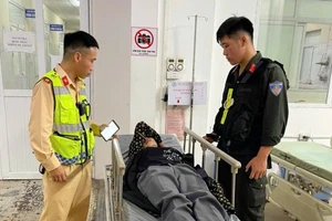 Cán bộ CSGT Công an tỉnh Phú Thọ hỗ trợ đưa chị H. đi cấp cứu kịp thời.