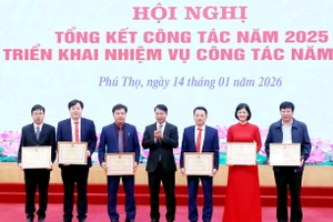 Phó Chủ tịch UBND tỉnh Phú Thọ trao Bằng khen của Bộ trưởng Bộ GD&ĐT cho các cá nhân.