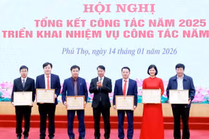 Phó Chủ tịch UBND tỉnh Phú Thọ trao Bằng khen của Bộ trưởng Bộ GD&ĐT cho các cá nhân.