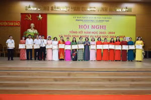 Phòng GD&ĐT Tam Đảo khen thưởng giáo viên có thành tích trong năm học 2023-2024.