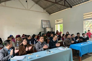 Chính quyền xã Lũng Phìn, Tuyên Quang khai giảng lớp xóa mù chữ cho người dân.