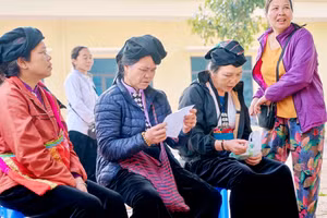 Phụ nữ dân tộc thiểu số ở xã Tân Pheo đọc từng dòng chữ trên toa thuốc - điều mà trước đây họ phải nhờ người khác làm giúp. Ảnh: Nguyễn Yến