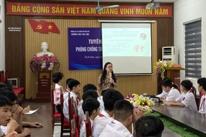 Tuyên truyền phòng chống tác hại của thuốc lá tại Trường THCS Tích Sơn (TP Vĩnh Yên).