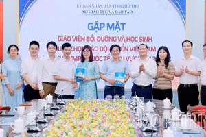 Lãnh đạo Sở GD&ĐT cùng nhà tài trợ động viên các thầy cô tham gia bồi dưỡng học sinh dự thi Olympic quốc tế và khu vực năm 2026. Ảnh: Lê MInh - Báo PT