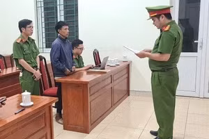 Cơ quan Công an thi hành lệnh khởi tố Vàng Mí Say. Ảnh: Công an tỉnh Hà Giang