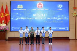 Ban tổ chức diễn tập trao cờ lưu niệm cho 4 đội tham gia diễn tập. Ảnh: CA Phú Thọ