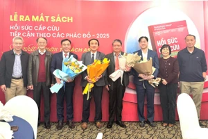 Đại biểu tặng hoa chúc mừng nhóm Chủ biên cuốn sách.