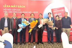 Đại biểu tặng hoa chúc mừng nhóm Chủ biên cuốn sách.