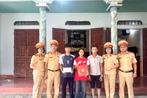 Phòng CSGT Công an tỉnh Phú Thọ trao quà “đỡ đầu” cho hai em Nguyễn Quốc Cường và Nguyễn Thị Hạnh.