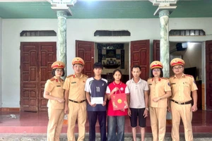Phòng CSGT Công an tỉnh Phú Thọ trao quà “đỡ đầu” cho hai em Nguyễn Quốc Cường và Nguyễn Thị Hạnh.