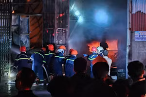 Lực lượng chức năng cùng người dân nỗ lực khống chế đám cháy.