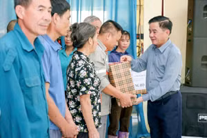 Chủ nhiệm Ủy ban Kiểm tra Trung ương Trần Cẩm Tú trao quà ủng hộ người dân xã Sơn Đông (Lập Thạch).