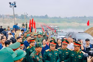 Đại tướng Nguyễn Tân Cương tham gia Lễ thông xe cầu phao Đoan Hùng.