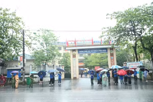 Các thí sinh đội mưa đến tham dự khi thi tại điểm thi Trường THPT Lê Hồng Phong, TP Hà Giang.