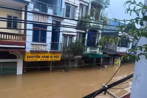 Nhiều nơi ở TP Yên Bái ngập sâu trong nước.