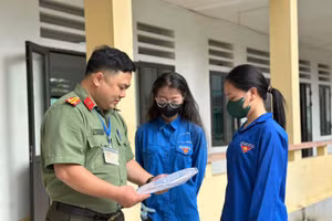 Công an thị trấn Tam Sơn (huyện Quản Bạ) vận động nữ sinh không bỏ thi tốt nghiệp THPT năm 2025.
