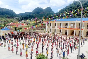 Trường PTDT bán trú THCS Lũng Cú được đầu tư xây dựng khang trang.