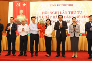 Thường trực Tỉnh ủy Phú Thọ tặng hoa chúc mừng bà Bùi Thị Thu Hằng.