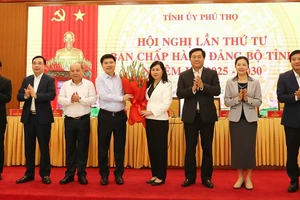 Thường trực Tỉnh ủy Phú Thọ tặng hoa chúc mừng bà Bùi Thị Thu Hằng.