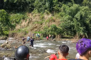 Lực lượng chức năng tìm kiếm các nạn nhân.