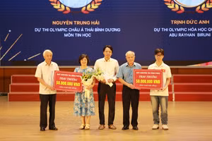 Khen thưởng giáo viên, học sinh Trường THPT Chuyên Vĩnh Phúc đạt thành tích cao trong các kỳ thi. Ảnh: THPT Chuyên Vĩnh Phúc