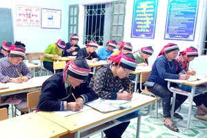 Đông đảo phụ nữ dân tộc Dao vùng biên giới tỉnh Tuyên Quang tham gia các lớp xóa mù chữ.