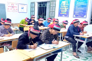 Đông đảo phụ nữ dân tộc Dao vùng biên giới tỉnh Tuyên Quang tham gia các lớp xóa mù chữ.