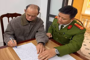 Công an phường Vân Phú hướng dẫn ông Vũ Văn Sự làm thủ tục đăng ký thường trú.