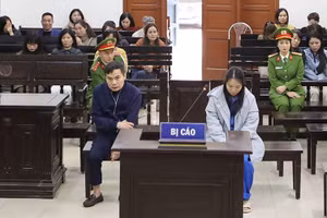 Hai bị cáo tại phiên xét xử sơ thẩm.