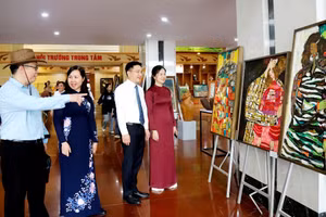 Đại biểu tham quan triển lãm.