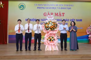 Bí thư Huyện ủy Tam Đảo Nguyễn Mạnh Tuấn (thứ 2 từ phải qua) tặng hoa chúc mừng ngành GD&ĐT huyện.