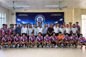 Bí thư Tỉnh uỷ Phú Thọ thăm và động viên CLB.