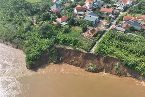 Vị trí sạt lở bờ, vở sông Thao tiếp tục lấn sâu vào phía khu dân cư.